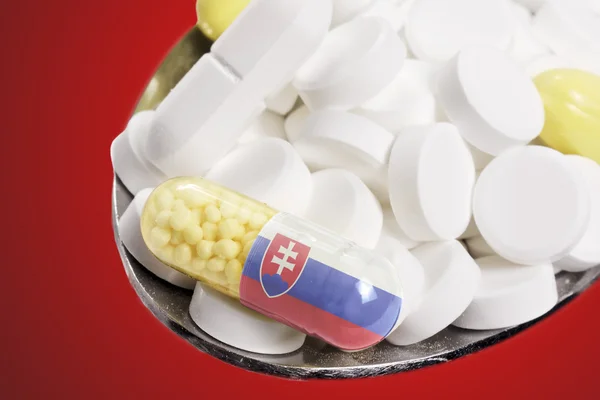 Ложку повного таблетки і капсулу з flagdesign Slovaki — стокове фото