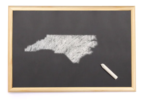 Krijtbord met een krijt en de vorm van Noord-Carolina getrokken op — Stockfoto