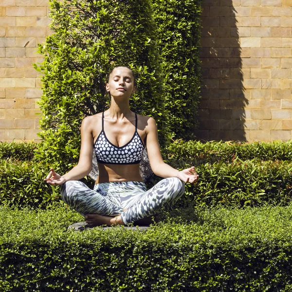 Donna yoga posa in tropici indossando abbigliamento sportivo alla moda. Isola di Phuket, Thailandia — Foto Stock