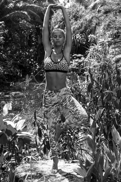 Donna yoga posa in tropici indossando abbigliamento sportivo alla moda. Isola di Phuket, Thailandia — Foto Stock