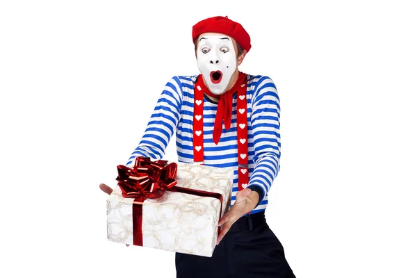 Mime com present.Emotional ator engraçado vestindo terno marinheiro, boina vermelha posando no fundo isolado branco . — Fotografia de Stock