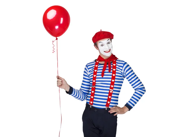 Pantomime mit Luftballon.emotional lustiger Schauspieler trägt Matrosenanzug, rote Baskenmütze posiert auf weißem Hintergrund. — Stockfoto