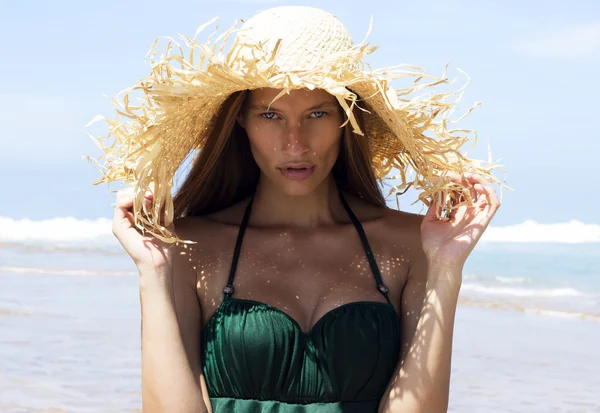 Femme en chapeau sur la plage. Belle fille magnifique portant des poses de bikini vert près de la mer. Look de mode. Photo tropicale — Photo