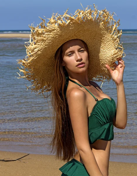 Portrait de femme en chapeau sur la plage. Belle fille magnifique portant des poses de bikini vert près de la mer. Look de mode. Photo tropicale — Photo