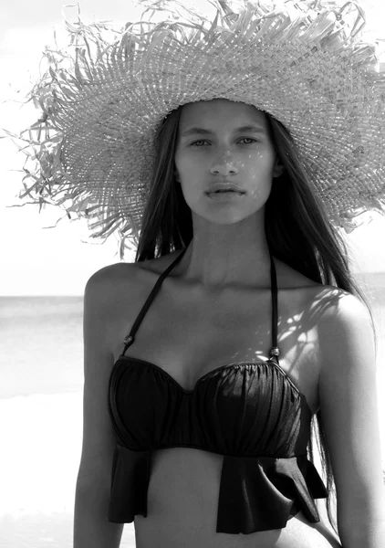 Portrait de femme en chapeau sur la plage. Belle fille magnifique portant des poses de bikini vert près de la mer. Look de mode. Photo tropicale — Photo