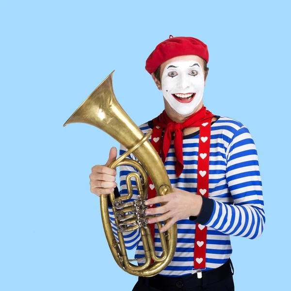 Pantomime mit Luftballon.emotional lustiger Schauspieler trägt Matrosenanzug, rote Baskenmütze posiert auf blauem Hintergrund. — Stockfoto