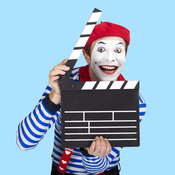 Emotionele grappig mime acteur dragen sailor suit, rode baret poseren op kleur blauwe achtergrond. — Stockfoto