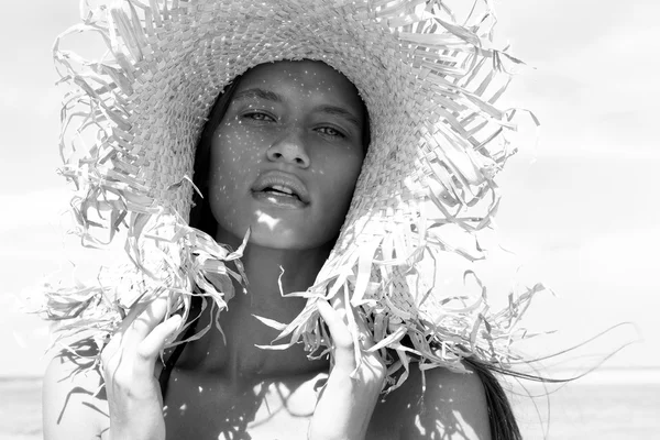 Primo piano ritratto caldo bella donna in cappello da sole e bikini in piedi con le braccia alzate per affrontare godendo guardando vista sull'oceano spiaggia il giorno d'estate. Foto dall'isola di Phuket. Tailandia — Foto Stock