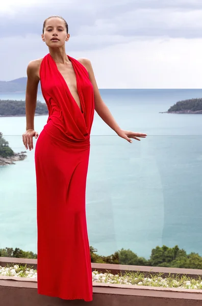 Donna di moda in abito rosso in posa sulla vista mare tropicale. Ballo di Capodanno. Isola di Phuket, Thailandia — Foto Stock
