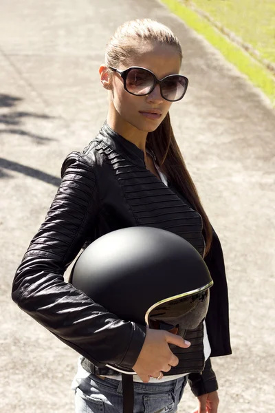 Bella donna in giacca di pelle nera con casco su strada. Isola di Phuket, Thailandia — Foto Stock