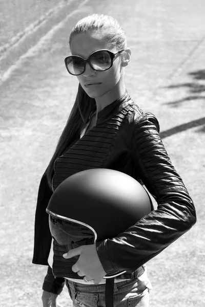 Hermosa mujer en chaqueta de cuero negro con casco en la carretera. Isla Phuket, Tailandia. Tiro blanco y negro — Foto de Stock