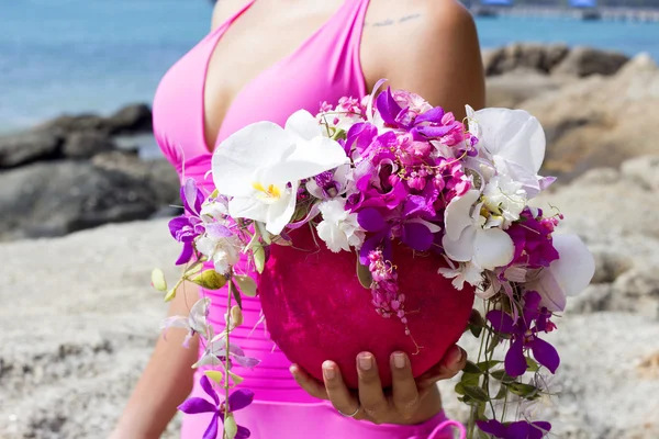 Close up bouquet ritratto bellissimi fiori tra le braccia della donna che indossa costume da bagno rosa. Isola di Phuket, Thailandia — Foto Stock