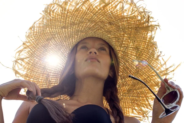 Kadın güneş gözlüğü ve şapka siyah şık mayo pigtails ile peyzaj manzarayı çatıda teşkil etmektedir. Phuket Island, Tayland. Yüksek moda bakmak. — Stok fotoğraf
