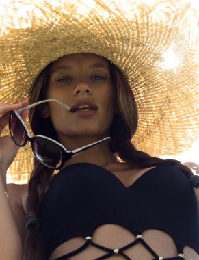 Kadın güneş gözlüğü ve şapka siyah şık mayo pigtails ile peyzaj manzarayı çatıda teşkil etmektedir. Phuket Island, Tayland. Yüksek moda bakmak.
