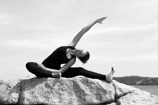 Donna di yoga posa sulla spiaggia vicino al mare e rocce. Isola di Phuket, Thailandia — Foto Stock