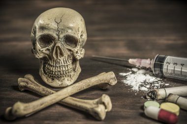 İnsan kafatası ve kemiklerin uyuşturucu bağımlısı kavramı