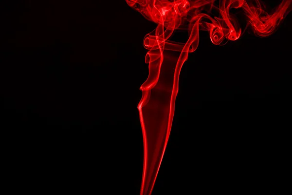 黒の背景に赤の煙抽象 — ストック写真