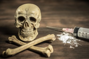 Natürmort insan kafatası ve kemiklerin uyuşturucu bağımlısı kavramı