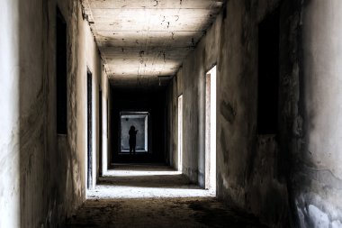 Terk edilmiş binada hayalet yer içinde korkunç kadınla yaşayan