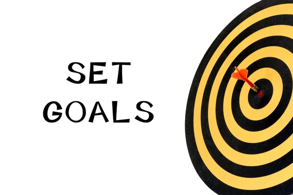 Words set goals and dart target with arrow on bullseye — Stock Photo, Image