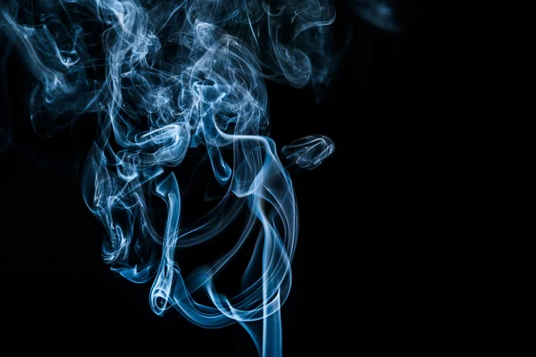 Weißer Rauch auf schwarzem Hintergrund mit Kopierraum — Stockfoto