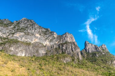 Güzel mavi gökyüzü ile dağ