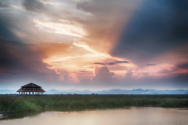 güzel alacakaranlık gökyüzü ve peyzaj