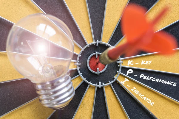Indicador de rendimiento clave KPI con objetivo de lámpara de idea — Foto de Stock