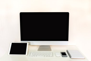 tablet bilgisayar ve cep telefonu ile boş siyah perde
