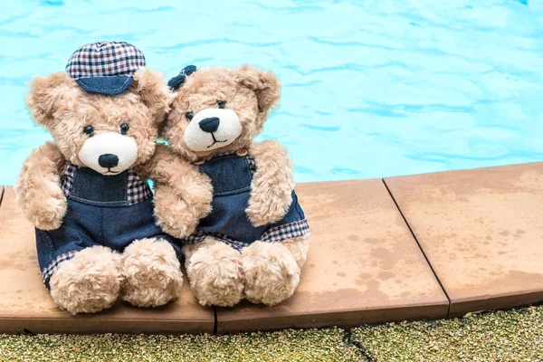 Two teddy bear holding hand — Stock Photo, Image