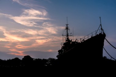 siluet gemi alacakaranlık gökyüzü ile yere