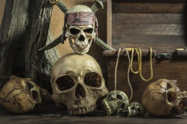 closeup korsan kafatasında insan kafatası kazık harika üzerinden