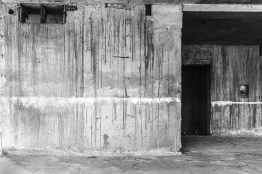 Kapıyı terk edilmiş binada