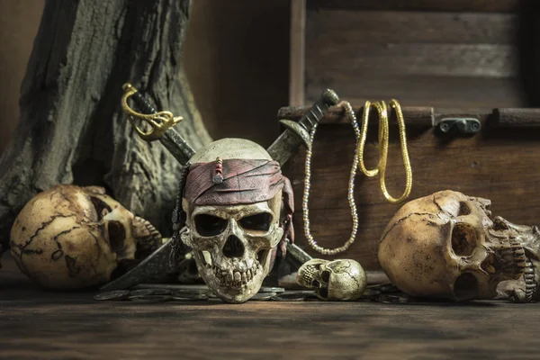 Crâne de pirate avec deux épées et un trésor — Photo