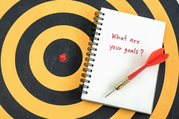 Escribir a mano cuáles son sus objetivos en el cuaderno — Foto de Stock