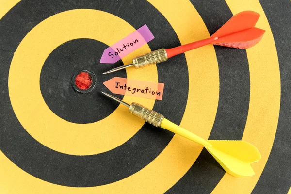 Integração de solução de caligrafia sobre fundo dartboard — Fotografia de Stock