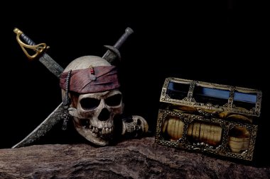 korsan kafatası ile iki kılıç ve sandık