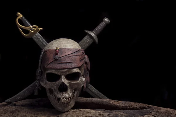 Piratenschädel mit zwei Schwertern lizenzfreie Stockbilder