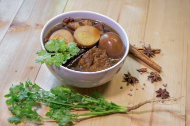 haşlanmış yumurta porks ve tofu ile et suyu