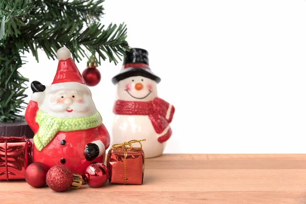 Papai Noel e boneco de neve com o presente e árvore de Natal — Fotografia de Stock