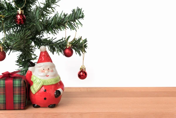 Santa Claus con el regalo y el árbol de Navidad — Foto de Stock