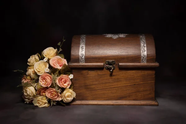 Натюрморт с букетом цветов и коробкой — стоковое фото