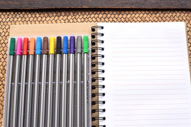 Masanın üstünde benim defter