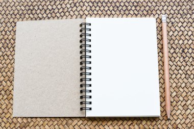 Masanın üstünde benim defter