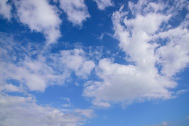 Bulutlu mavi gökyüzü