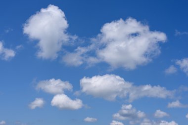 Bulutlu mavi gökyüzü