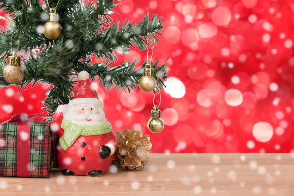 Santa Claus con el regalo y el árbol de Navidad en la nieve — Foto de Stock