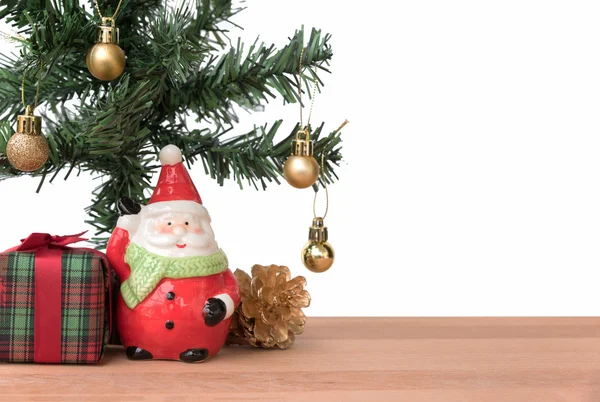 Kerstman met de gave en de kerstboom — Stockfoto