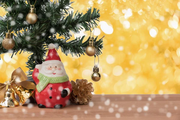 Papai Noel com o presente e árvore de Natal — Fotografia de Stock