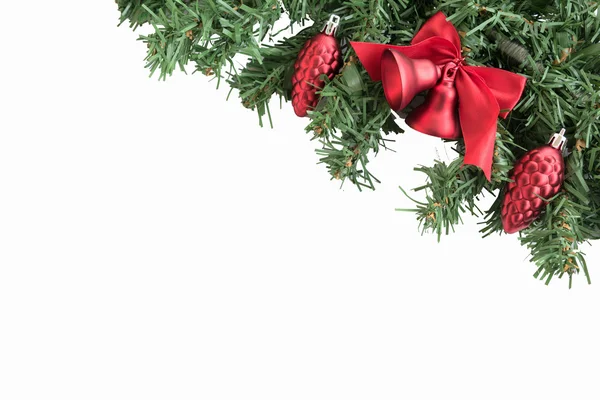 Árbol de Navidad con decoración sobre fondo blanco — Foto de Stock
